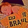 Danielle Winits mostra o filho Guy, fruto de seu relacionamento com Jonas Faro, dormindo ao lado de camisa 10 do Brasil: 'Bons sonhos... Sonhar Junto Cura Tudo'