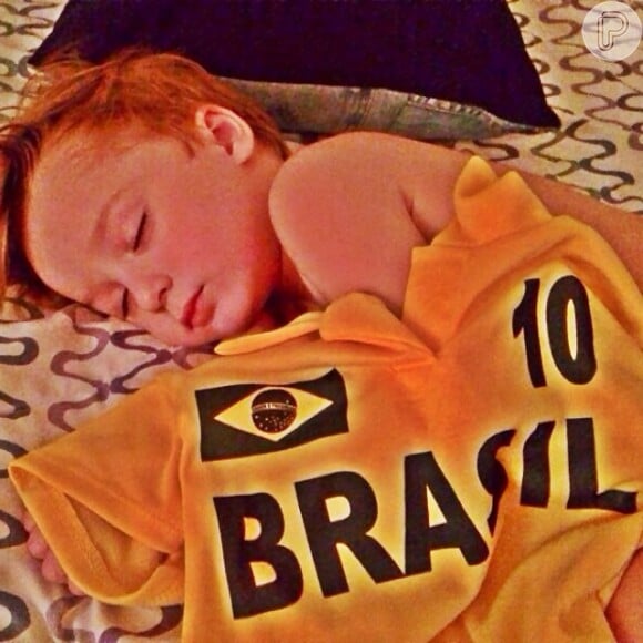Danielle Winits mostra o filho Guy, fruto de seu relacionamento com Jonas Faro, dormindo ao lado de camisa 10 do Brasil: 'Bons sonhos... Sonhar Junto Cura Tudo'