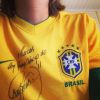 Luciana Gimenez posou com camisa do Brasil assinada por Neymar: 'Te amo'