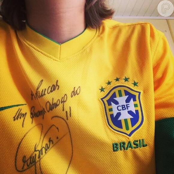 Luciana Gimenez posou com camisa do Brasil assinada por Neymar: 'Te amo'