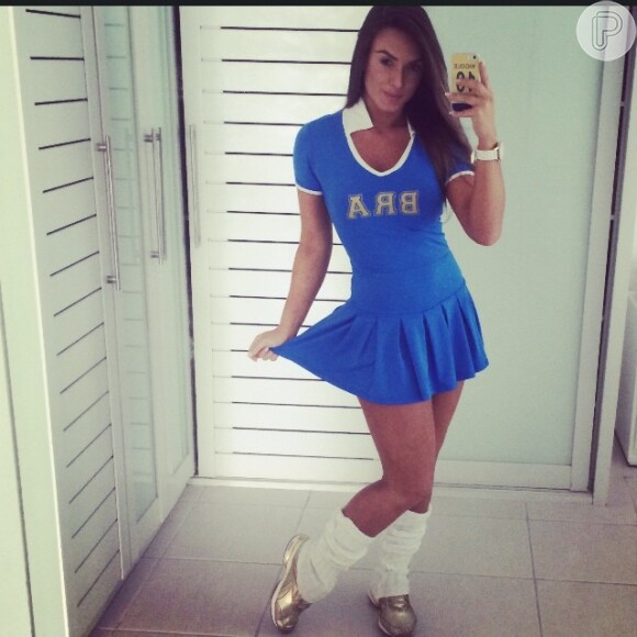 Nicole Bahls usa vestido curto para torcer pelo Brasil
