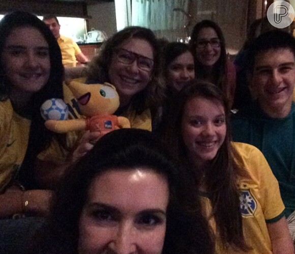 Fátima Bernardes posta selfie com os filhos e amigos na torcida pela Seleção Brasileira: 'Parte da torcida. Somos um só'