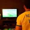 O ator Klebber Toledo compartilhou uma foto diante da TV com uma camisa da Seleção
