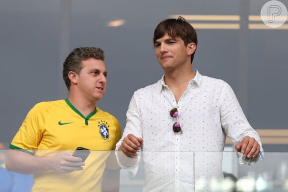 Luciano Huck esteve no Mineirão para conferir o jogo do Brasil com a Alemanha na companhia do ator Ashton Kutcher