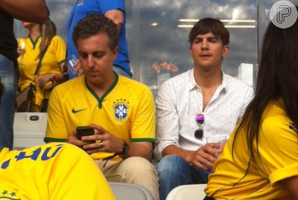 Luciano Huck teve a companhia do ator internacional Ashton Kutcher no jogo do Brasil contra a Alemanha