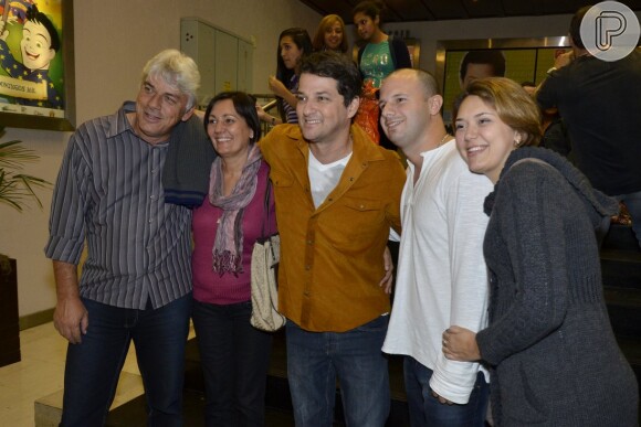 Marcelo Serrado posa com fãs em sua volta aos palcos no teatro com peça 'É o que temos pra hoje' no Rio de Janeiro