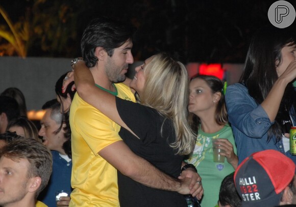 Susana Vieira e Sandro Pedroso decidiram dar uma nova chance ao amor durante um jogo do Brasil