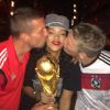 Rihanna recebe beijo dos craques Podolski e Shweinsteiger, jogadores da Alemanha, após a vitória na Copa do Mundo de 2014 na noite deste domingo, 13 de julho de 2014