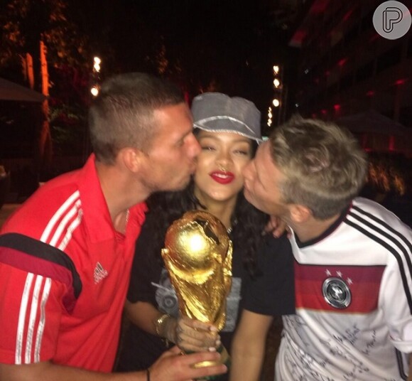 Rihanna recebe beijo dos craques Podolski e Shweinsteiger, jogadores da Alemanha, após a vitória na Copa do Mundo de 2014 na noite deste domingo, 13 de julho de 2014