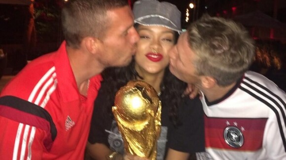 Rihanna segura a taça da Copa do Mundo e ganha beijo de jogadores alemães