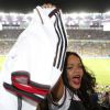 Rihanna veste camisa da Alemanha para torcer pelo time no Maracanã na final contra a Argentina