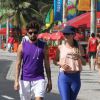 Juliana Didone e o namorado, Flávio Rossi, caminham juntos no Rio de Janeiro