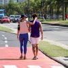 Juliana Didone caminha com o namorado, Flávio Rossi, na orla da Barra da Tijuca, no Rio de Janeiro (14 de julho de 2014)