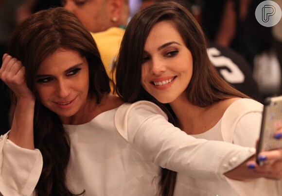 Giovanna Antonelli e Tainá Müller fizeram uma 'selfie' no intervalo das gravações do casamento