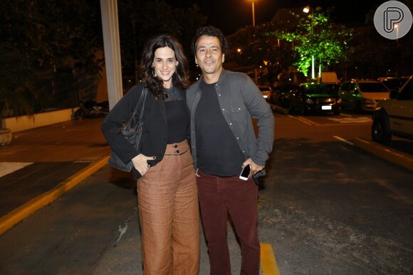 Mariana Lima posa sorridente ao lado de Marcos Palmeira durante a estreia de 'O Rebu'