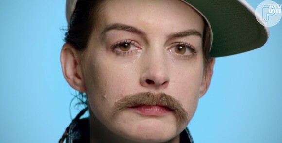 Anne Hathaway chora vestida como homem em clipe