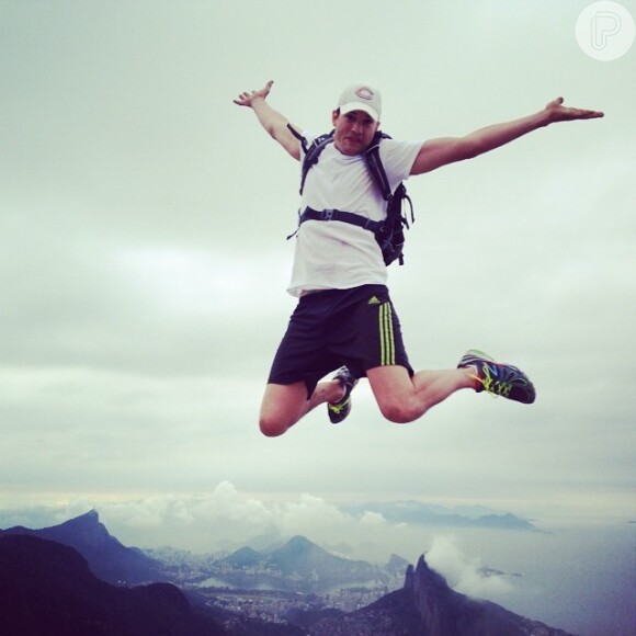 Luciano Huck levou Ashton Kutcher para escalar a Pedra da Gávea, um dos pontos turísticos do Rio de Janeiro