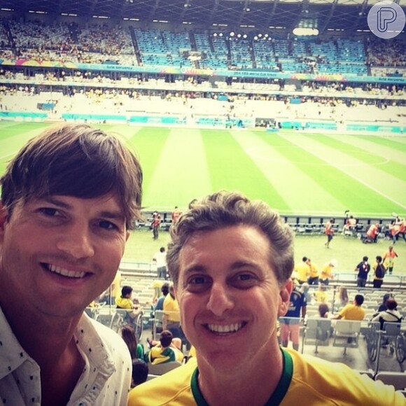 Luciano Huck foi um ótimo anfitrião. O apresentador e Ashton Kutcher assistiram a partida do Brasil contra a Alemanha juntos, no estádio do Mineirão, em Belo Horizonte