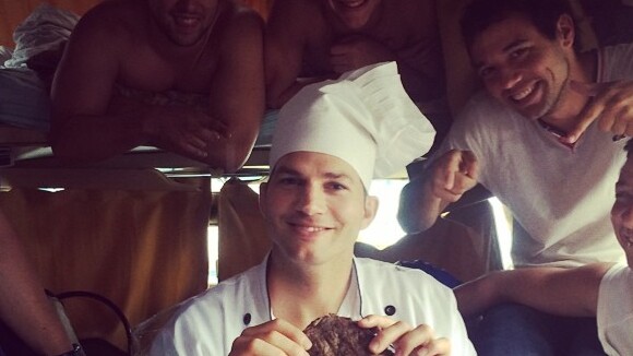 Ashton Kutcher surpreende por simpatia e conquista fãs em passagem pelo Brasil