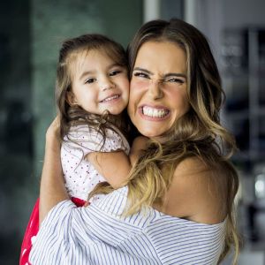 Deborah Secco filma encontro da filha, fantasiada, com princesa nesta sexta-feira, dia 08 de junho de 2018