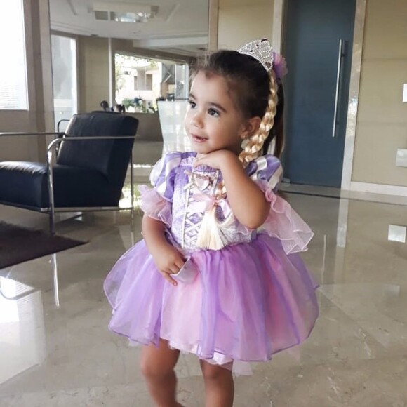 Maria Flor, filha de Deborah Secco, se fantasiou como uma das princesas da Disney