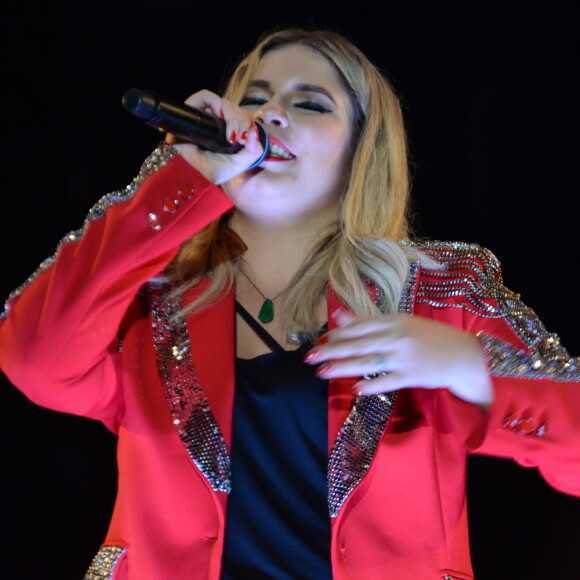 O conjunto vermelho de alfaitaria, como o usado por Marília Mendonça na Festa de Peão de Americana, está em alta entre os famosos