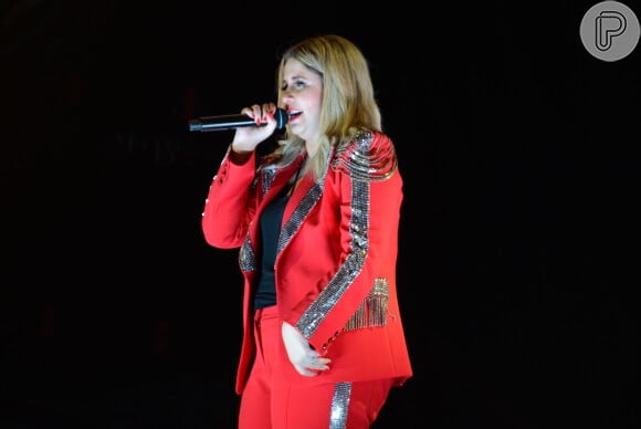 Marília Mendonça caprichou no look com conjunto vermelho para se apresentar na Festa de Peão de Americana, em São Paulo, na madrugada deste sábado, 9 de junho de 2018