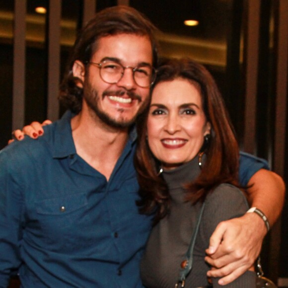 Fátima Bernardes e Túlio Gadêlha curtiram juntinhos o show do cantor Lenine, no Vivo Rio, Zona Sul do Rio de Janeiro, na noite deste sábado, 9 de junho de 2018