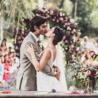 Isis Valverde se casa com André Resende no Rio. Veja vídeos da entrada da noiva!