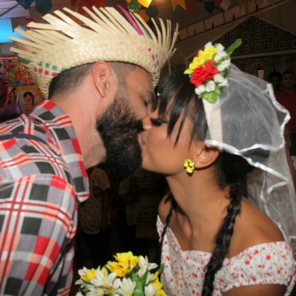 Gleici e Wagner se beijaram após a cerimônia caipira