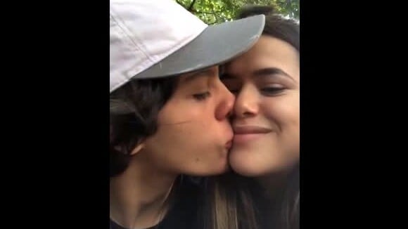 Maisa Silva publicou vídeo em que recebe beijo do namorado, Nicholas Arashiro, em seu perfil pessoal no Instagram