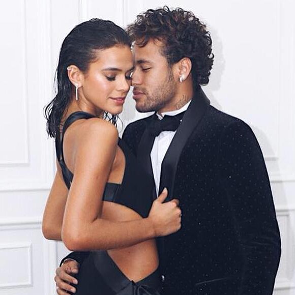 'Se isso não é amor...', disse Bruna Marquezine sobre viajar para acompanhar o jogo de Neymar pela Seleção Brasileira
