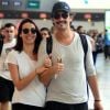O casal de atores caminhou abraçado para a sala de embarque de aeroporto no Rio de Janeiro