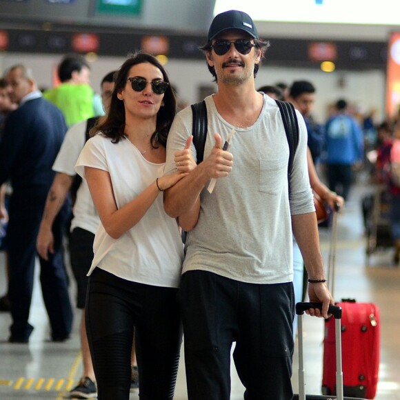 Sintonia fashion! Rodrigo Santoro e Mel Fronckowiak usam looks parecidos ao embarcar nesta segunda-feira, dia 11 de junho de 2018