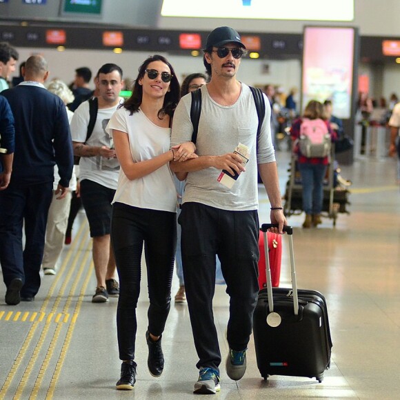 Rodrigo Santoro e Mel Fronckowiak escolheram looks parecidos para a viagem