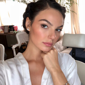 Isis Valverde apostou em uma maquiagem leve para o casamento com André Resende