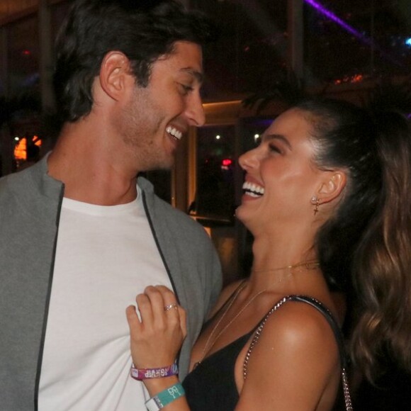 'Que nosso amor possa nos alimentar por muitos e muitos anos e inspirar outros! Amém!', escreveu Isis Valverde