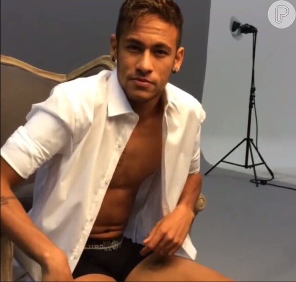Neymar é um solteiro recente. O jogador ainda nem confirmou o fim de seu namoro com Bruna Marquezine, mas pessoas próximas ao casal garantem que eles estão mesmo separados