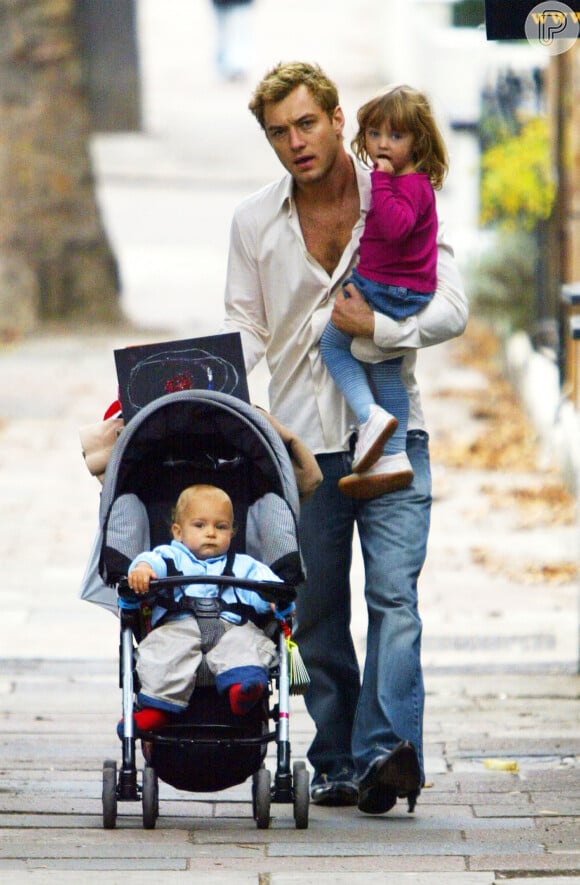 Jude Law é pai de Raferty, de 17 anos, Iris, de 14, e Ruddy, de 11, do relacionamento com Sadia Frost. Já com a modelo Samantha Burke, teve Sophia, de 4 anos