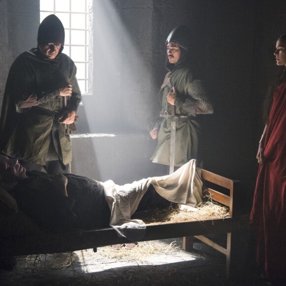 Catarina (Bruna Marquezine) passou a ser chantageada por Otávio (Alexandre Borges) quando ele descobriu que ela mantém o pai, Afonso (Romulo Estrela), preso na novela 'Deus Salve o Rei'