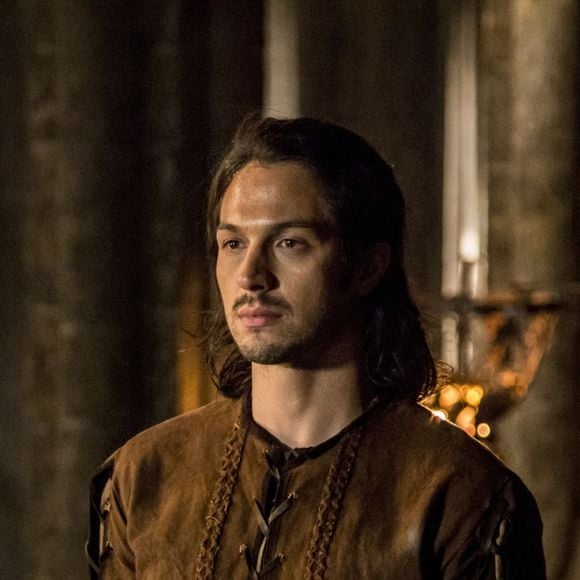 Afonso (Romulo Estrela) invade casamento de Catarina (Bruna Marquezine) e Otávio (Alexandre Borges) nos próximos capítulos da novela 'Deus Salve o Rei': 'Eu estou avisando, Otávio... Largue Catarina'