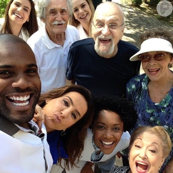 Elina de Souza fez um clique com os atores que gravaram na casa de repouso de 'Em Família': 'Já estou com saudades!!!', garantiu