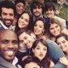 Bruna Marquezine posou para uma selfie com Bruno Gissoni, Polliana Aleixo, Agatha Moreira, Erika Januza e todo o elenco jovem da novela 'Em Família'