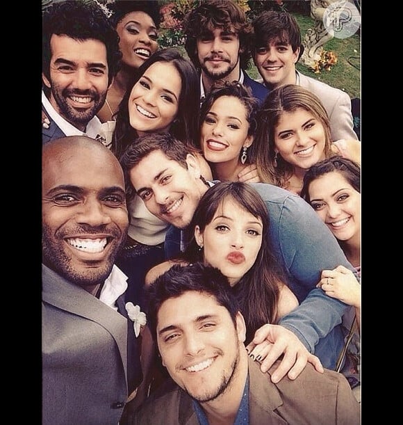 Bruna Marquezine posou para uma selfie com Bruno Gissoni, Polliana Aleixo, Agatha Moreira, Erika Januza e todo o elenco jovem da novela 'Em Família'