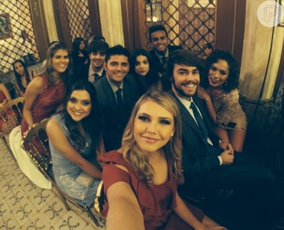 Louise D'Tuani clicou uma selfie com parte do elenco de 'Em Família' enquanto eles esperavam para gravar cenas do casamento de Luiza (Bruna Marquezine) e Laerte (Gabriel Braga Nunes)