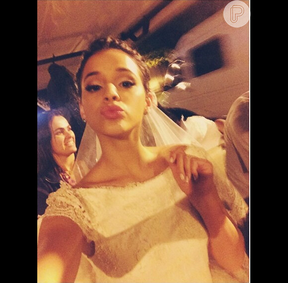 Vestida de noiva para o casamento de Luiza, sua personagem na novela 'Em Família', Bruna Marquezine posa para uma selfie e manda beijo