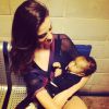 'Treinando com o bebê da Juliana (Vanessa Gerbelli)', escreveu a ruiva Maria Eduarda na foto de sua amiga e companheira de cena, Luisa Moraes