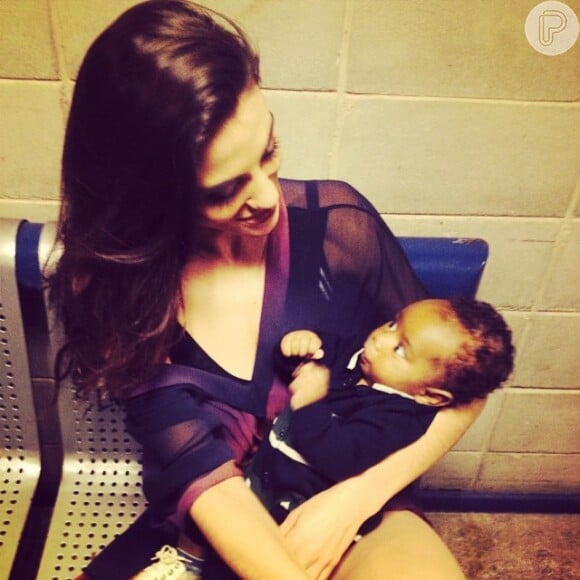 'Treinando com o bebê da Juliana (Vanessa Gerbelli)', escreveu a ruiva Maria Eduarda na foto de sua amiga e companheira de cena, Luisa Moraes