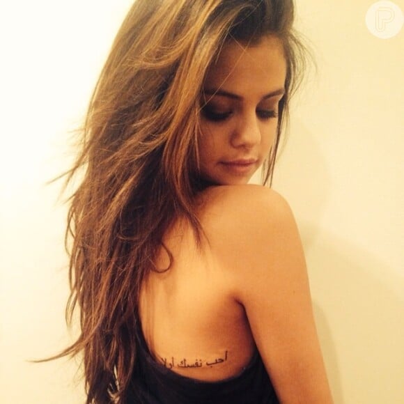 'Ame a si mesmo', significa a frase que Selena Gomez tatuou nas costas