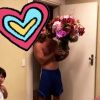 Juliana Paes mostrou reação do filho ao ganhar flores do marido nesta quarta-feira, 13 de junho de 2018